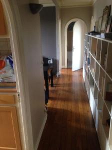 a hallway with a wooden floor in a kitchen at Chambre privative dans appartement sur Paris in Paris