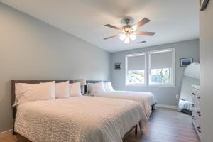 - 2 lits dans une chambre avec un ventilateur de plafond dans l'établissement Waterfront Historical District Home Near River, à North East
