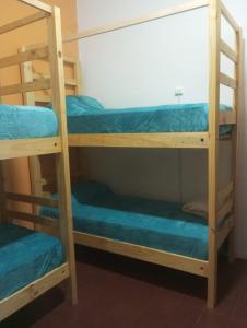 Hostel Hornocal في سان سلفادور دي خوخوي: سريرين بطابقين في غرفة