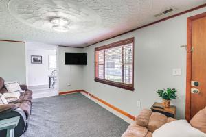 een woonkamer met 2 banken en een raam bij Bluefield Home Great for ATV Enthusiasts! in Bluefield