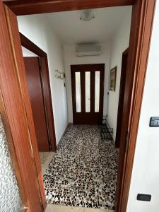 eine offene Tür zu einem Zimmer mit Flur in der Unterkunft IG House - Apartment Cavallino Treporti in Cavallino-Treporti