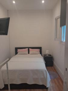 - une chambre avec un lit et 2 oreillers roses dans l'établissement Guesthouse Franco, à Porto