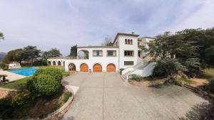 eine Außenansicht eines Hauses mit Auffahrt in der Unterkunft Villa Maricel in Sant Feliu de Guixols