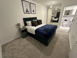 En eller flere senge i et værelse på 3 Bedroom Apartment with Balcony