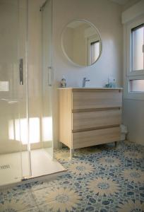 uma casa de banho com um lavatório e um espelho em En BLANCO y TINTO em Elciego