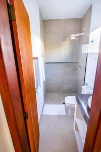 ポルト・セグロにあるCasa nova completa a poucos passos da Praia do Mutàのバスルーム(トイレ、洗面台付)
