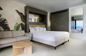 Una cama o camas en una habitación de Papagayo Beach Hotel