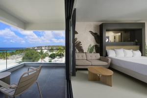 Una cama o camas en una habitación de Papagayo Beach Hotel