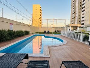 a swimming pool in the middle of a building at Apê confortável com garagem e espaço de trabalho in Cuiabá
