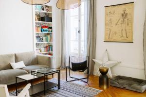 a living room with a couch and a table at Grand appartement familial de prestige coeur de Lyon in Lyon