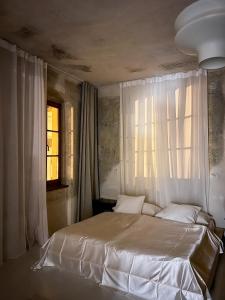 Schlafzimmer mit einem weißen Bett und einem Fenster in der Unterkunft King ROSE by Rose Garden in Český Krumlov