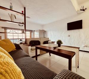 TV a/nebo společenská místnost v ubytování Un Mar Azul que Brilla