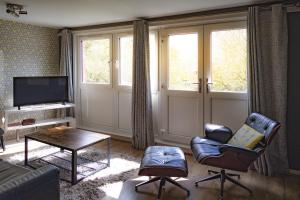 sala de estar con sofá y TV en Modern Central Family-Home for 6, en Londres