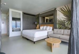 Una cama o camas en una habitación de Papagayo Beach Hotel
