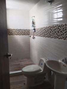 a bathroom with a toilet and a sink at 3 NOCHES MINIMAS ESTADIA APARTAMENTO 4 PERSONAS AIRE ACONDICIONADO-buena ubicación in Valledupar