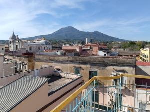 a view of a city with a mountain in the background at Casa Vacanze La Voce del Mare in Boscoreale