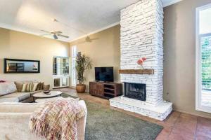 ein Wohnzimmer mit einem weißen gemauerten Kamin in der Unterkunft Scottsdale Home ( 1 Month Minimum ) in Scottsdale