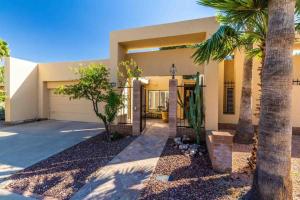 ein Haus mit einer Palme davor in der Unterkunft Scottsdale Home ( 1 Month Minimum ) in Scottsdale