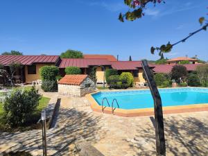 Swimmingpoolen hos eller tæt på Poolside compact family cottage Lea