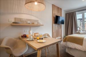 a hotel room with a table with food on it at DTO Bellevue en pleno centro in San Carlos de Bariloche