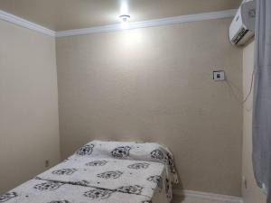 - une chambre avec un lit et une couverture dans l'établissement CasaCozy, à Boa Vista