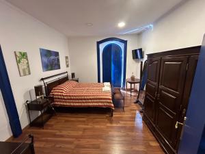 a bedroom with a bed and a blue door at Sabores Alem Tejo 38 in Montargil