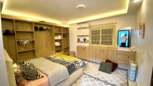 a bedroom with a bed and a tv in it at شقة فندقية للإيجار في زهراء المعادي in Cairo