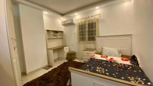 - une petite chambre avec un lit et un bureau dans l'établissement شقة فندقية للإيجار في زهراء المعادي, au Caire