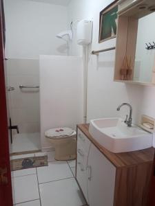 Vonios kambarys apgyvendinimo įstaigoje Apartamento a Beira Mar