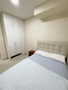- une chambre avec un grand lit et des placards blancs dans l'établissement Exclusivo departamento en condominio con Piscina, à Piura