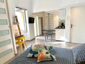 ein Wohnzimmer mit einem Bett und eine Küche in der Unterkunft Coeursanary in Sanary-sur-Mer