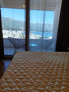 Un pat sau paturi într-o cameră la Apartment Petrovic Mediteran