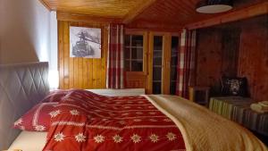 Ayer的住宿－The Raven B&B，一间卧室配有一张带红色毯子的床