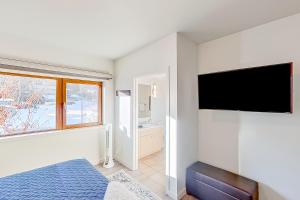 TV a/nebo společenská místnost v ubytování Chelan Resort Suites: Comfort by the Lake #201