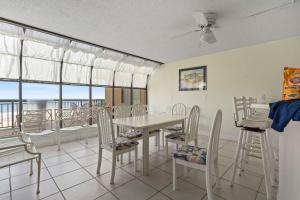 een eetkamer met een tafel en stoelen en een balkon bij Beautiful 2 Bedroom Apartment in Cherry Grove with Stunning Views Buena Vista 402 in Myrtle Beach