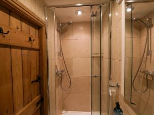 W łazience znajduje się prysznic ze szklanymi drzwiami. w obiekcie The Cottage w mieście Sandsend