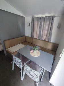 a small dining room with a table and chairs at Mobilheim Bukovina in Mnichovo Hradiště