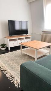 Televízia a/alebo spoločenská miestnosť v ubytovaní Wohnung in Kirchditmold