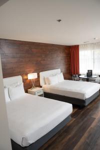 Llit o llits en una habitació de Carson Valley Motor Lodge and Extended Stay