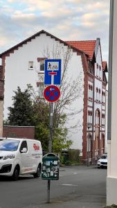 un letrero en una calle con una furgoneta blanca en Wohnung in Kirchditmold en Kassel