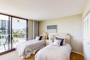 zwei Betten in einem Zimmer mit Balkon in der Unterkunft South Seas Serenity in Marco Island + 26 Fotos