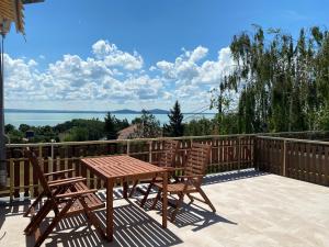 Balkón alebo terasa v ubytovaní Georgina Panorámás Apartman - Bacchus Badacsony