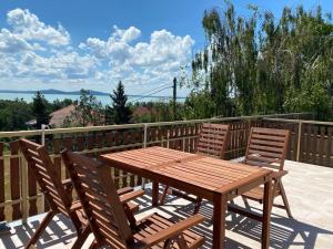 Balkón alebo terasa v ubytovaní Georgina Panorámás Apartman - Bacchus Badacsony