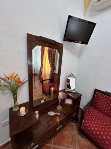 sala de estar con espejo y sofá rojo en Casa Rural Tita Sacramento, en Hornachos 114 fotos más