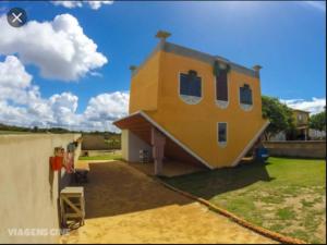 a house that is sitting on top of a yard at Duplex na Praia de Guriri in São Mateus