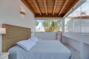 sypialnia z łóżkiem i dużym oknem w obiekcie Marbella Villa Monteros w Marbelli +37 zdjęć
