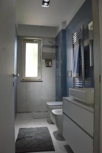 A bathroom at Deliziosa Villetta