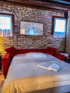 - une chambre avec un lit dans un mur en briques dans l'établissement Ca Giobbe, à Venise