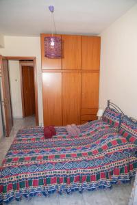 una camera con un letto con una trapunta sopra di Stella's Apartment a Alexandroupoli