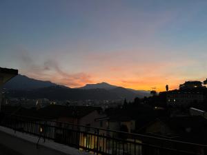 un coucher de soleil sur une ville avec des montagnes en arrière-plan dans l'établissement Rifugio collina del Sacro Cuore, à Ascoli Piceno